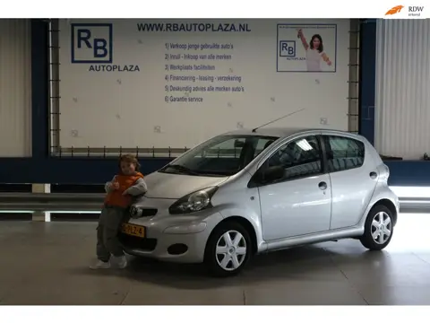 Toyota Aygo 1.0-12V Access / NAP / 1e EIG / 5 DRS / AIRCO / APK 2027 ! ! !