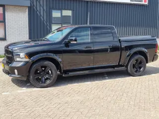 Dodge 1500 SPORT 4X4 CREW CAB. 5,7LTR V8 AUT. NIGHT EDITION LAGE CATALOGUS WAARDE!!