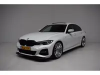 BMW 3-serie 330e M-SPORT / SOH 93% / UNIEK / CARPLAY / SCHUIFDAK / DEALER-ONDERHOUDEN / 20INCH / SFE