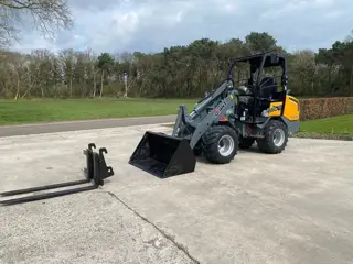 Giant G2700HD miniloader Bak+Lepels shovel 900 draaiuren !