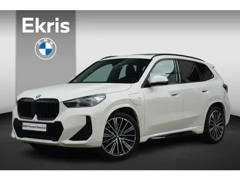 BMW X1 xDrive30e M Sportpakket 20'' / Panoramadak / Elektrisch verstelbare stoelen / Harman Kardon /