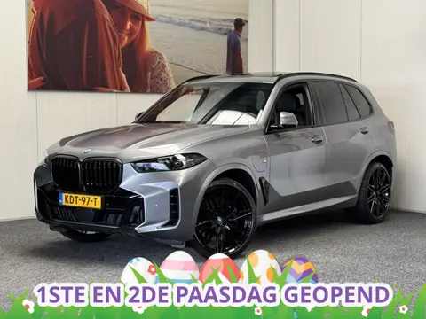 BMW X5 X DRIVE50e M SPORTPAKKET PANORAMADAK LUCHTVERING HEAD-UP DISPLAY NAVIGATIE LEDER ADAPTIVE CRU