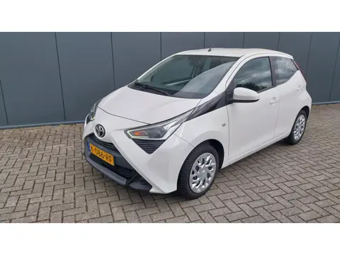 Toyota Aygo 1.0 VVT-i x-play//CAMERA// APP CARPLAY/ANDRIOD AUTO