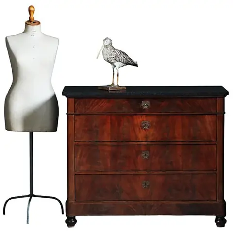 Strakke eenvoudige Biedermeier commode met 4 laden en marmerblad ca 1825