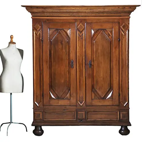 Stoere 17e eeuwse 2-deurs kast op bolpoten  Prachtige patina oude kleur