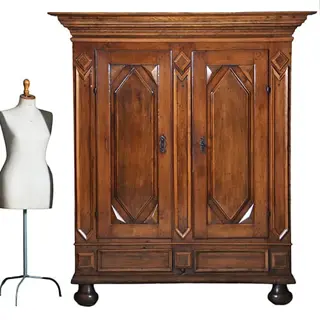 Stoere 17e eeuwse 2-deurs kast op bolpoten  Prachtige patina oude kleur