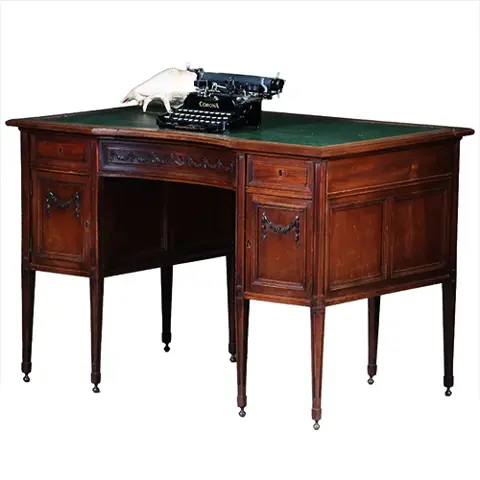 Klein mahonie bureau met gebogen frontline groen ingelegd ca 1890