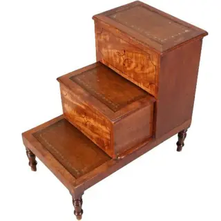 Antiek Varia / Bibliotheektrapje in mahonie ca. 1830 met 2 compartimenten en 3 X bruin leer