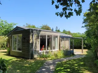 Onthaasten in vrijstaand vakantiehuis met grote tuin in Oosterend