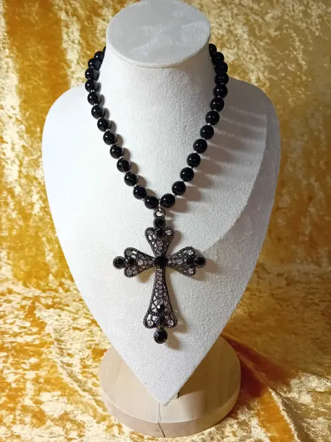 Donkere ketting met kruis