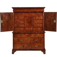 Vroeg 18e eeuws Engels rariteiten kabinet in wortelnoten met 17 laadjes achter de deuren