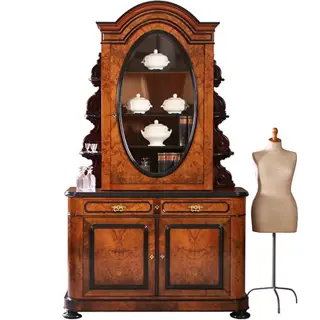 Antieke kasten / 262 cm hoge Reusachtige Willem III vitrine in wortelnoten met zwarte details ca. 1870
