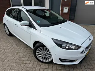 Ford Focus 1.0 Titanium / Navi / PDC / Clima / 17 inch / Keyless
