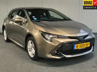 Toyota Corolla 1.8 Hybrid Active Rijklaar + 12 maanden Bovag-garantie Henk Jongen Auto's in Helmond,