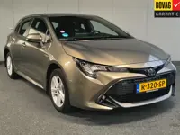 Toyota Corolla 1.8 Hybrid Active Rijklaar + 12 maanden Bovag-garantie Henk Jongen Auto's in Helmond,