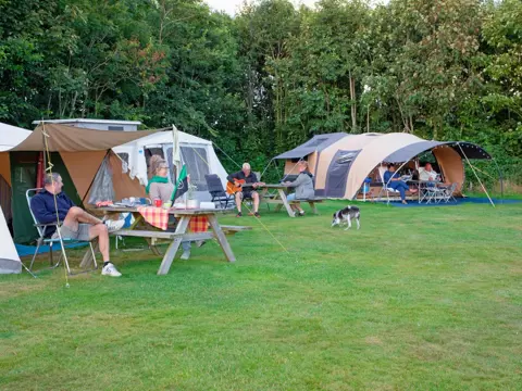 Genieten en kamperen op landelijke rustige camping bij Den Burg