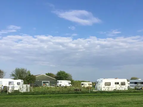 Boerderijcamping met ruime plaatsen vlakbij de Waddendijk