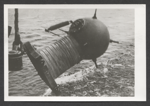 Zeemijn wordt uitgezet door Duitse mijnenlegger.