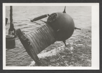 Zeemijn wordt uitgezet door Duitse mijnenlegger.