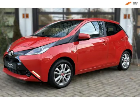 Toyota Aygo 1.0 VVT-i x-play camera / nav i/ velgen