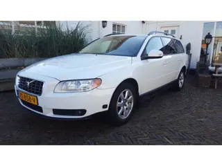 Volvo V70 2.0 Kinetic Automaat, schitterend mooie , frisse auto met maar 236808 km. Recent grote beu