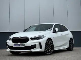 BMW 1-serie 118i M-SPORT. CarPlay Sfeer 19” Camera Leder