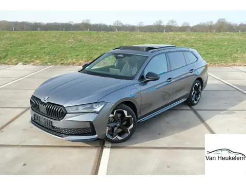 Skoda Superb Combi 1.5 TSI PHEV Sportline | PANO | TREKHAAK | LEDER |19" TORCULAR VELGEN | DCC | HEA