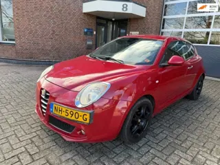 Alfa Romeo MiTo 1.4 Distinctive / bj.2009 / kleur: rood / airco / sportvelgen / APK tot 04/2027 / NA