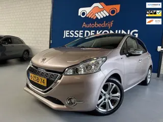 Peugeot 208 1.2 PureTech Style Pack Plus / bj.2015 / panoramadak / navigatie / climate /etc/ NAP met