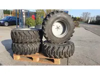 Titan en BKT shovelband op velg