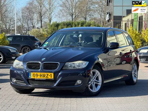 BMW 3-serie Touring 318i Business Line | Groot scherm | Parkeersensoren | Bluethooth | 2 sleutels | 
