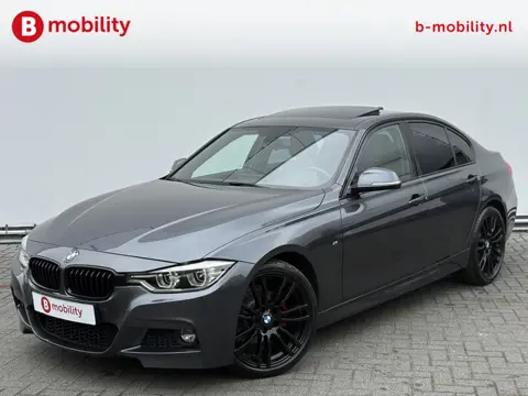 BMW 3-serie 320i High Executive M-Sport Apple CarPlay | Schuif/Kanteldak | Hifi | Leer | PDC V+A
