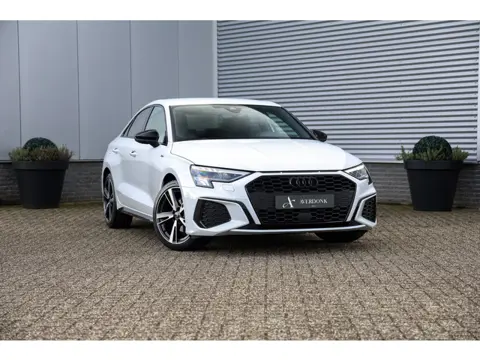 Audi A3 Limousine 35 TFSI 3x S-Line 150PK Trekhaak|Zwart optiek|Matrix|Dynamisch