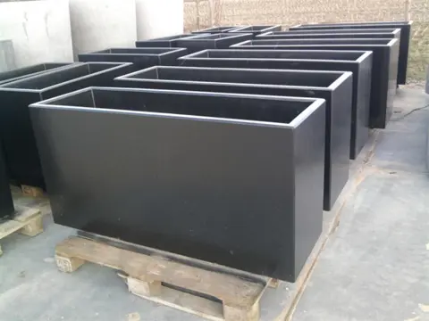 Stoere betonnen plantenbakken .