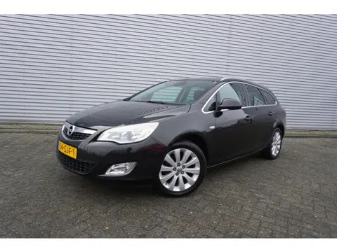 Opel Astra Sports Tourer 1.4 Cosmo Climate / Navi / Cruise / Parkeersens. / Trekhaak / Lm velgen / N