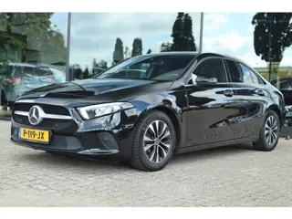 MERCEDES-BENZ A-KLASSE 180 BUSINESS SOLUTION AUT. | ORIG. NL | WIDESCREEN | TREKHAAK | CARPLAY | CAM