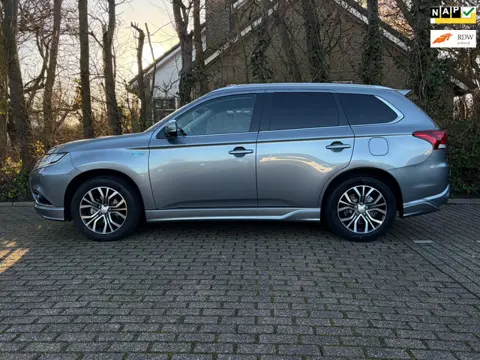 Mitsubishi Outlander 2.0 PHEV Instyle , luxe uitvoering !
