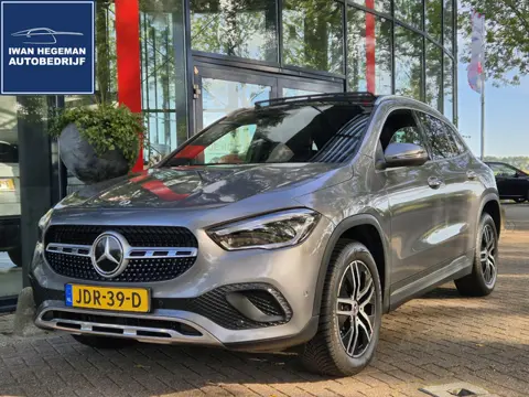 Mercedes-Benz GLA-klasse 250 e AUTOMAAT | Panormadak | Climate Control | Navigatie | Parkeercamera |