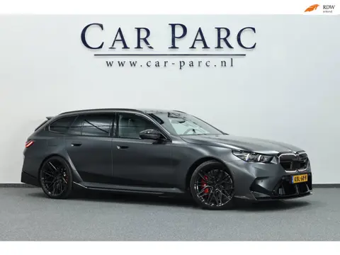BMW 5-serie Touring M5 1000+PK BTW/AKRAPOVIC OPF DELETED/KERAMISCH/CARBON M-PERFORMANCE/EVENTURI/22”