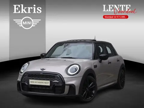 MINI 5-deurs Cooper John Cooper Works Uitvoering | Comfort Plus Pakket | Glazen panoramadak | Elektr