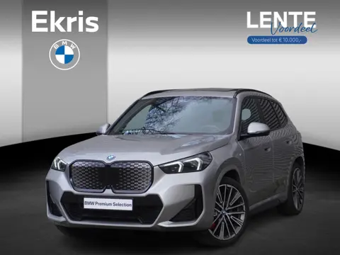 BMW iX1 eDrive20 M Sportpakket Pro | Comfort Pack | 20 inch Multispaak (Styling 869) | Glazen panora