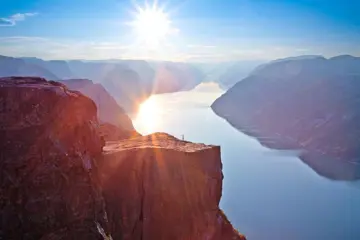 Fjord cruise Lysefjord en hike naar Preikestolen