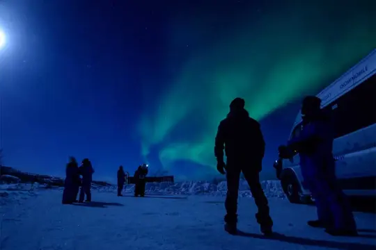 Op zoek naar het noorderlicht per minibus Snowhotel Kirkenes