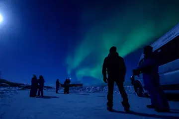Op zoek naar het noorderlicht per minibus Snowhotel Kirkenes