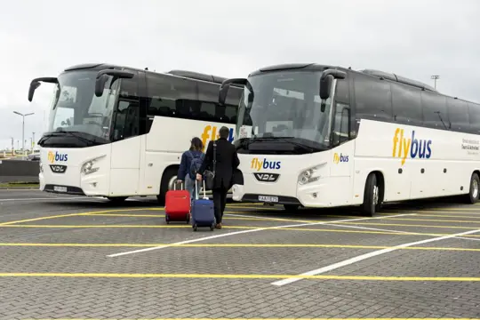 FlyBus transfers van Keflavik Airport naar Reykjavik en v.v.