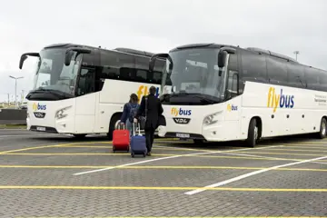 FlyBus transfers van Keflavik Airport naar Reykjavik en v.v.
