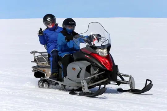 Glacier Snowmobiling sneeuwscootertocht