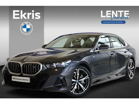 BMW i5 Sedan eDrive40 | M Sport | Glazen Panoramadak | Trekhaak Elektrisch | 20" M Sterspaak | Stuur