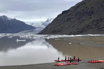 Kajakken in de stille Heinabergslon Glacier Lagoon