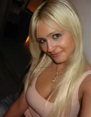 Eline 24 jaar, Slank, Blond zoekt oudere man!